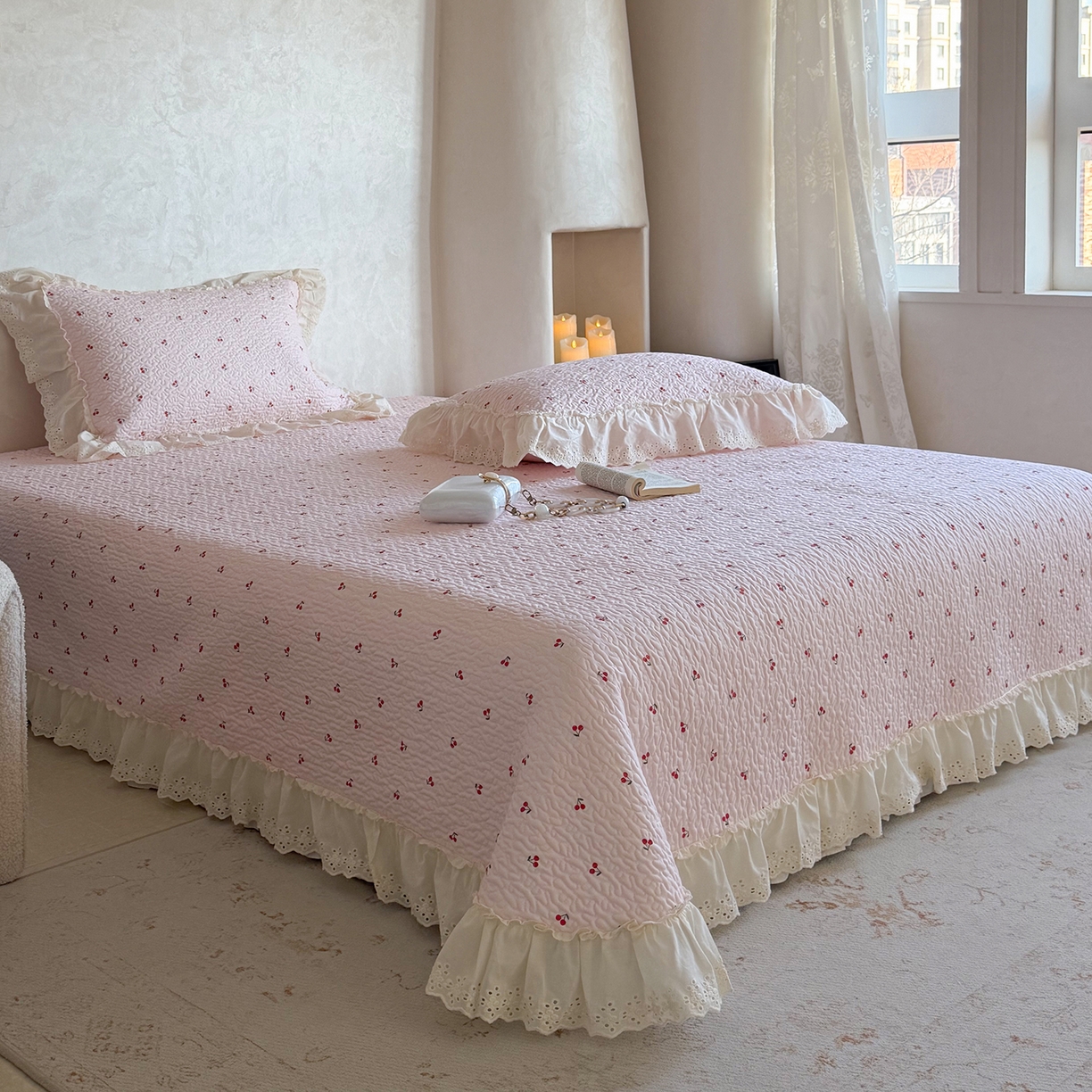 91家纺网 家纺一手货源 找家纺 琳可家居 2026新款印花全棉双层纱床盖棉布花边高温水洗A类标准夹棉可机洗 樱桃