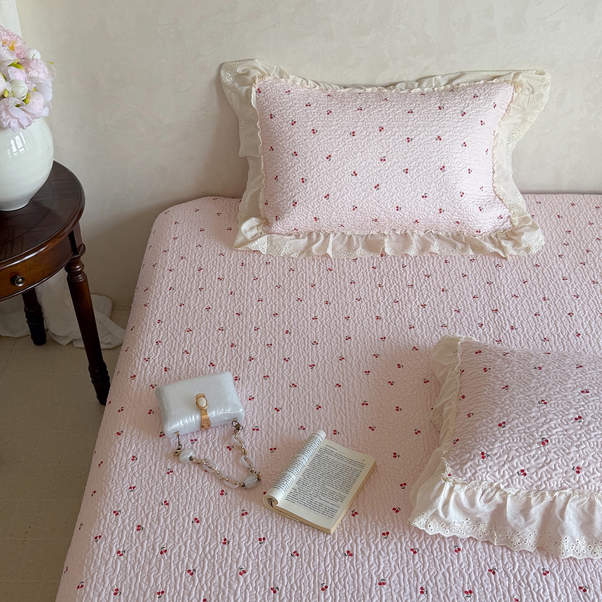 91家纺网 家纺一手货源 找家纺 琳可家居 2026新款印花全棉双层纱床盖棉布花边高温水洗A类标准夹棉可机洗 樱桃