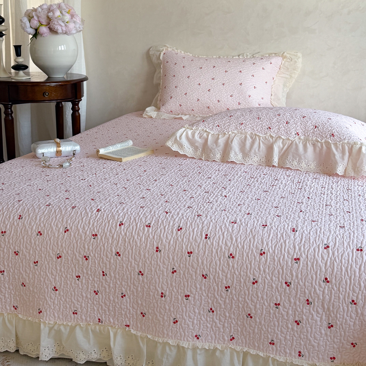 91家纺网 家纺一手货源 找家纺 琳可家居 2026新款印花全棉双层纱床盖棉布花边高温水洗A类标准夹棉可机洗 樱桃