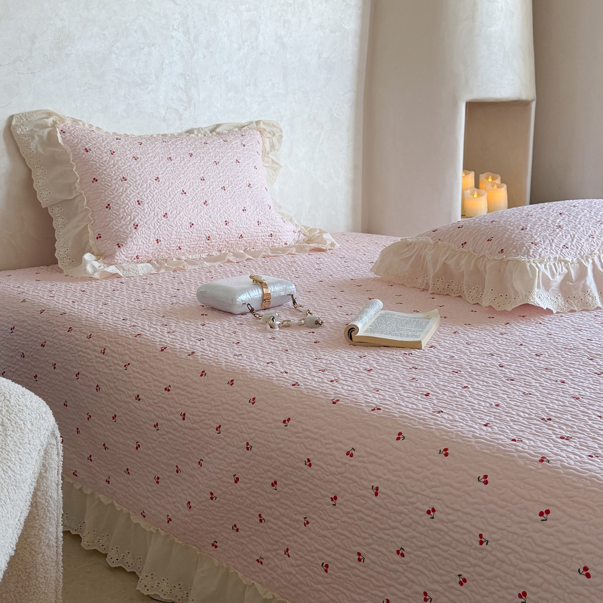 91家纺网 家纺一手货源 找家纺 琳可家居 2026新款印花全棉双层纱床盖棉布花边高温水洗A类标准夹棉可机洗 樱桃
