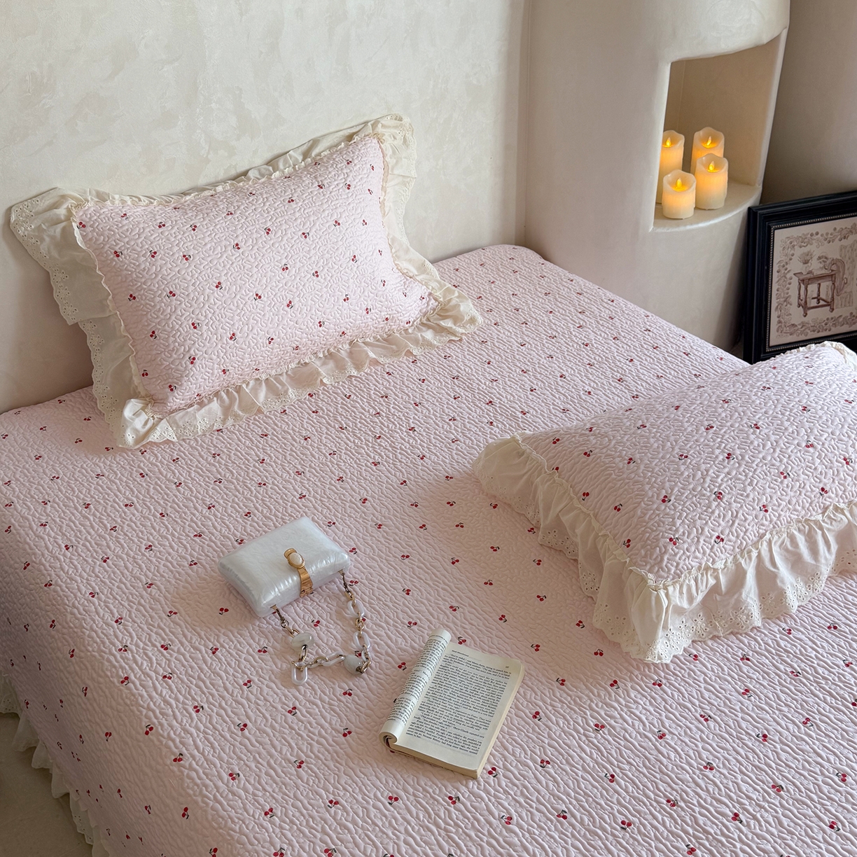 91家纺网 家纺一手货源 找家纺 琳可家居 2026新款印花全棉双层纱床盖棉布花边高温水洗A类标准夹棉可机洗 樱桃