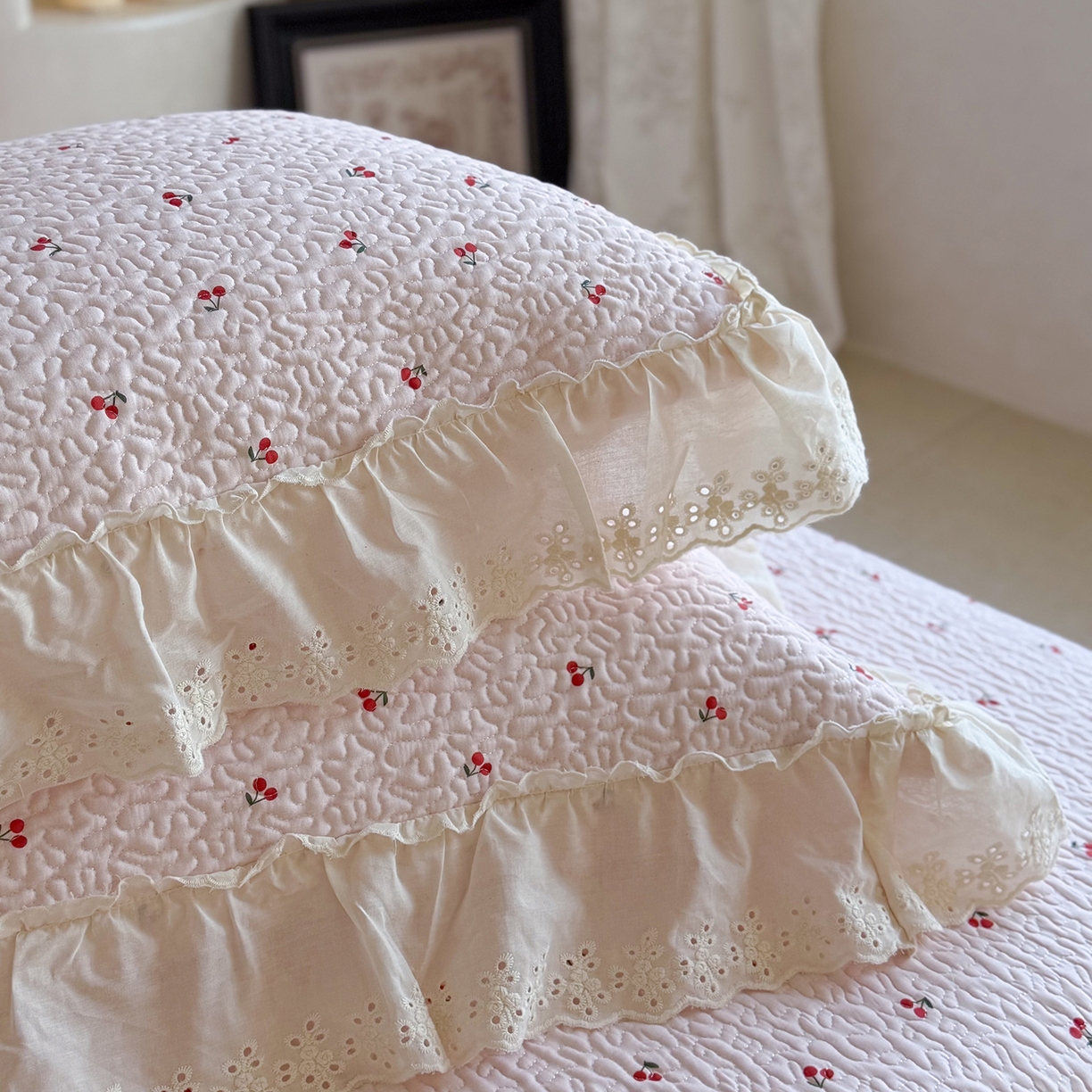 91家纺网 家纺一手货源 找家纺 琳可家居 2026新款印花全棉双层纱床盖棉布花边高温水洗A类标准夹棉可机洗 樱桃