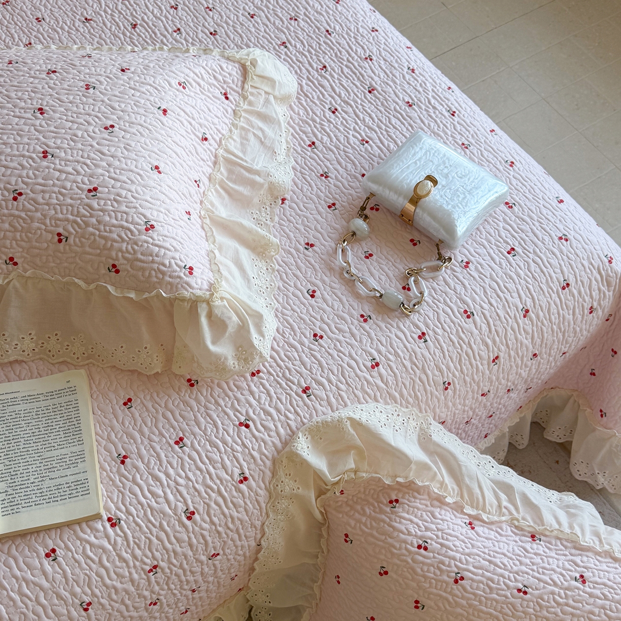 91家纺网 家纺一手货源 找家纺 琳可家居 2026新款印花全棉双层纱床盖棉布花边高温水洗A类标准夹棉可机洗 樱桃