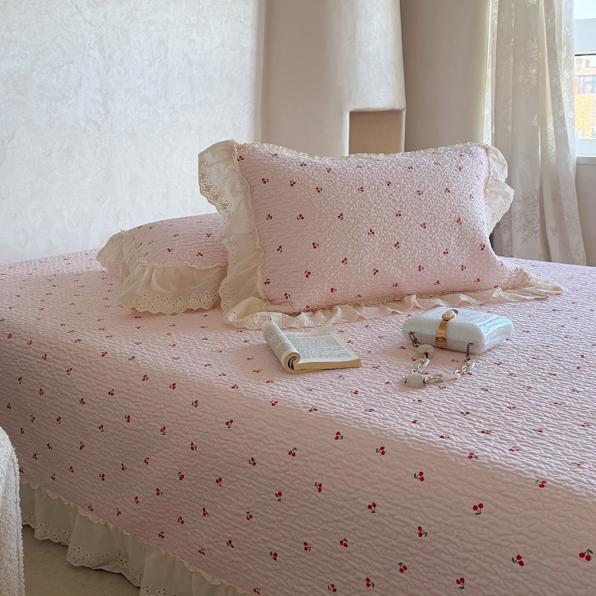 91家纺网 家纺一手货源 找家纺 琳可家居 2026新款印花全棉双层纱床盖棉布花边高温水洗A类标准夹棉可机洗 樱桃