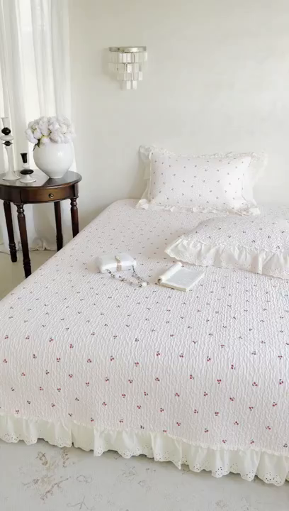 91家纺网 家纺一手货源 找家纺 琳可家居 2026新款印花全棉双层纱床盖棉布花边高温水洗A类标准夹棉可机洗 樱桃