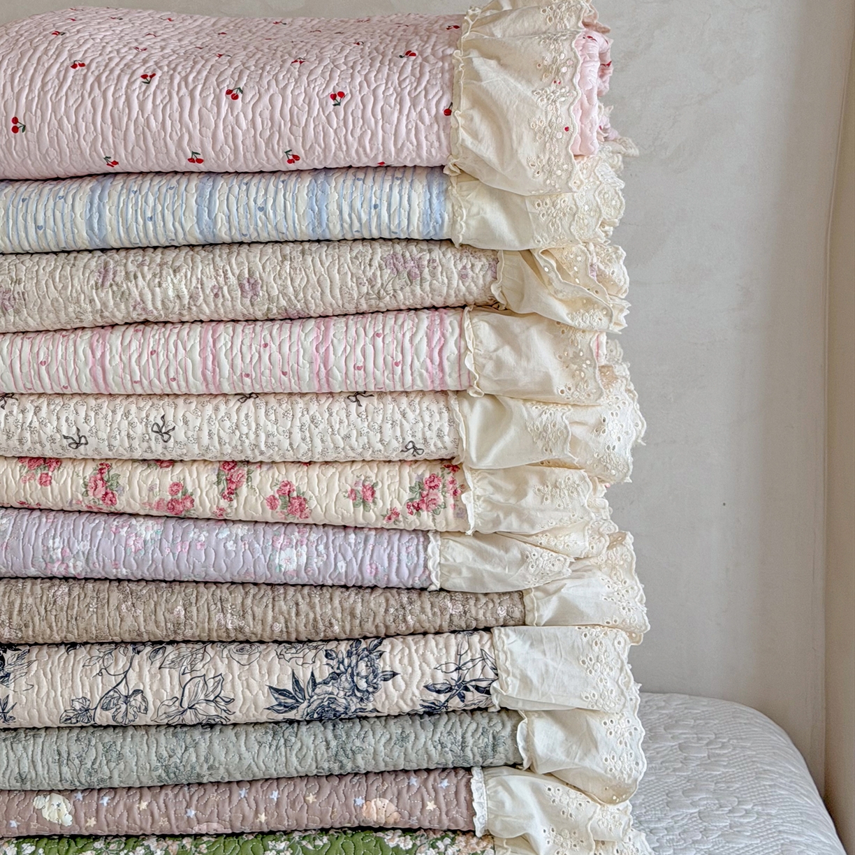 91家纺网 家纺一手货源 找家纺 琳可家居 2026新款印花全棉双层纱床盖棉布花边高温水洗A类标准夹棉可机洗 组合图