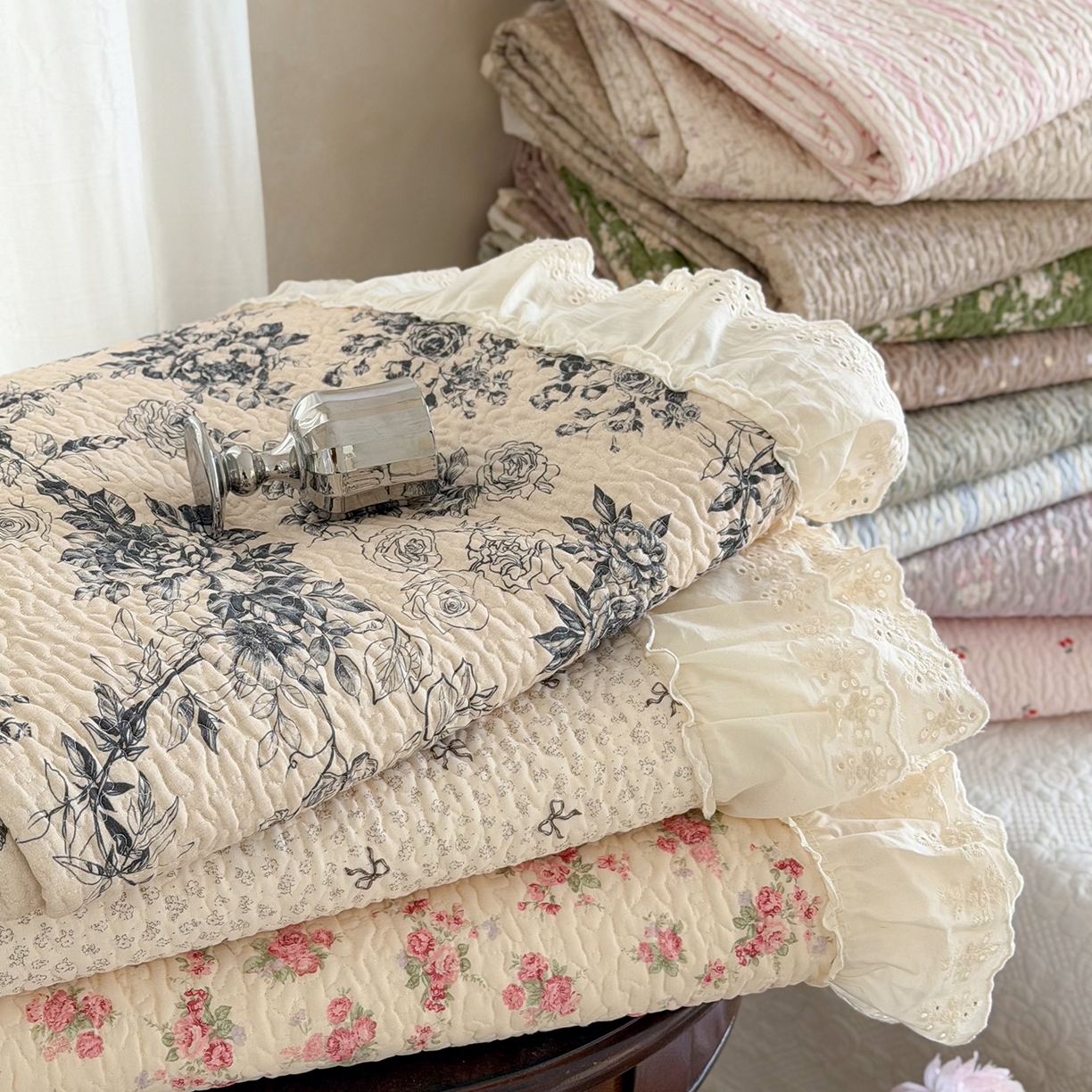 91家纺网 家纺一手货源 找家纺 琳可家居 2026新款印花全棉双层纱床盖棉布花边高温水洗A类标准夹棉可机洗 组合图