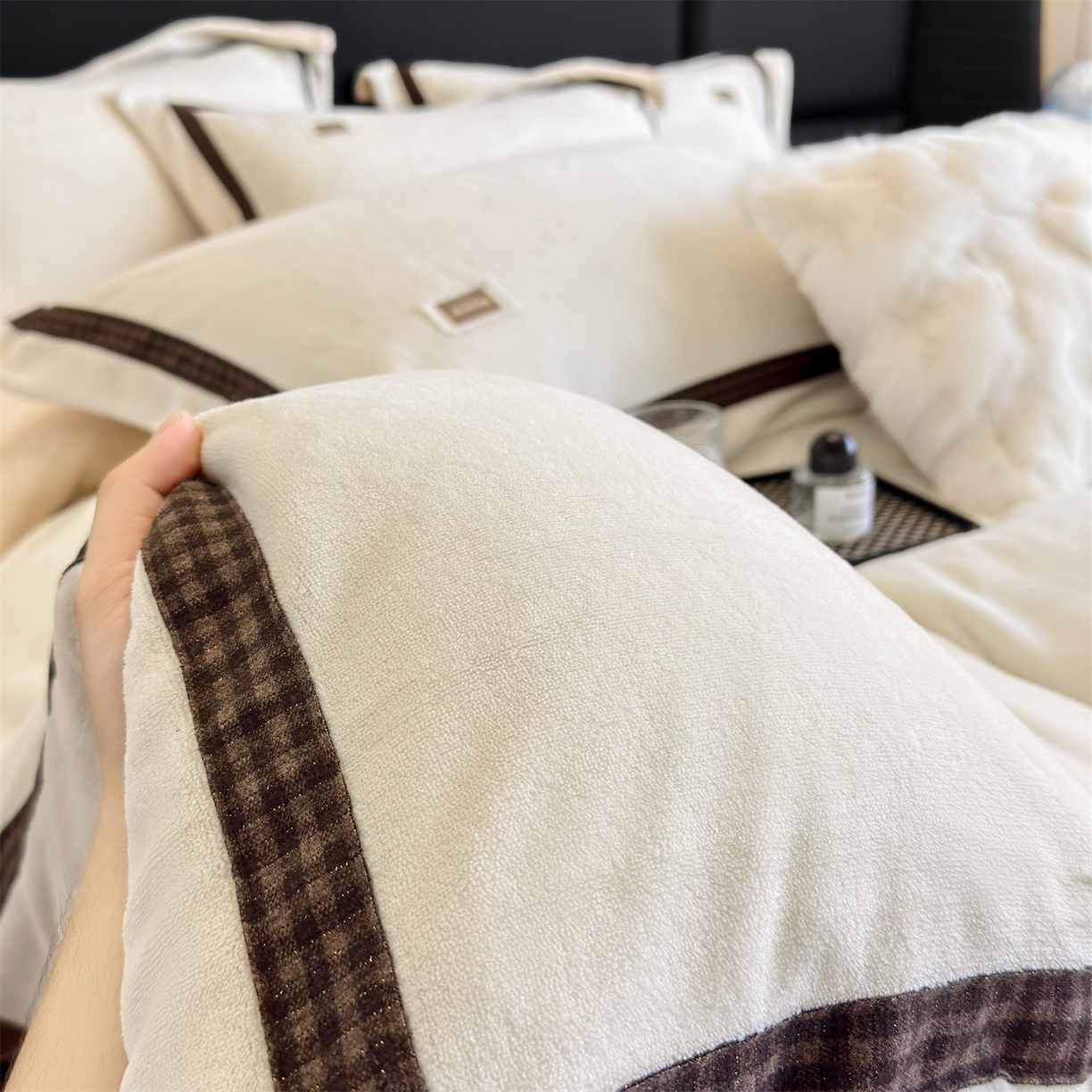 91家纺网 家纺一手货源 找家纺 （总）大米家居 2025新款牛奶绒织带轻奢工艺款四件套-卡夫系列