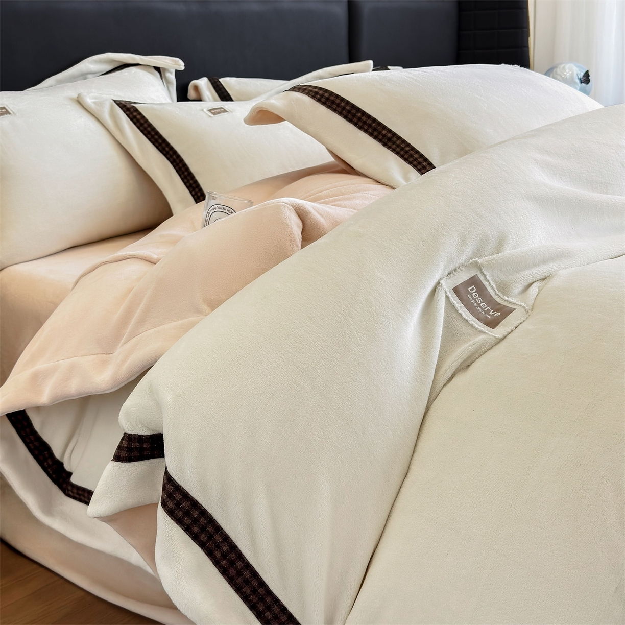 91家纺网 家纺一手货源 找家纺 （总）大米家居 2025新款牛奶绒织带轻奢工艺款四件套-卡夫系列