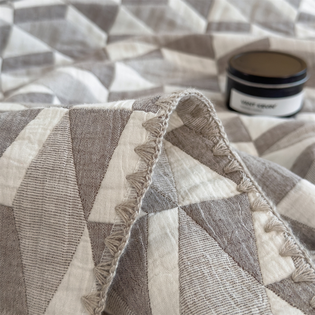 91家纺网 家纺一手货源 找家纺 兄弟坊 2025新款全棉三层纱多功能毛巾被（盖毯床单夏被）棉澜 棉澜-简纹黑白