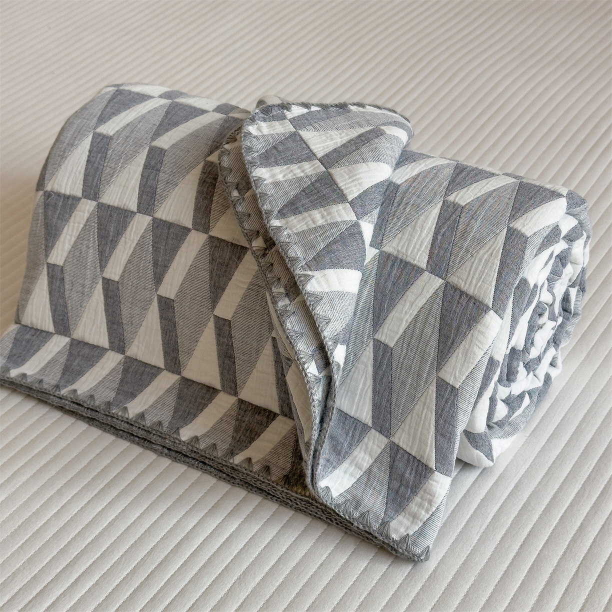 91家纺网 家纺一手货源 找家纺 兄弟坊 2025新款全棉三层纱多功能毛巾被（盖毯床单夏被）棉澜 棉澜-简纹灰白