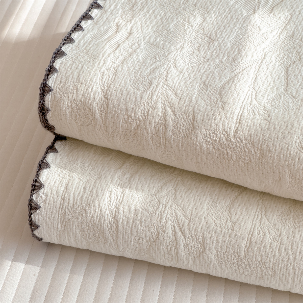 91家纺网 家纺一手货源 找家纺 兄弟坊 2025新款全棉三层纱多功能毛巾被（盖毯床单夏被）棉澜 棉澜-简约软白