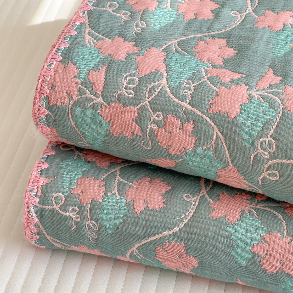 91家纺网 家纺一手货源 找家纺 兄弟坊 2025新款全棉三层纱多功能毛巾被（盖毯床单夏被）棉澜 棉澜-枫叶灰粉