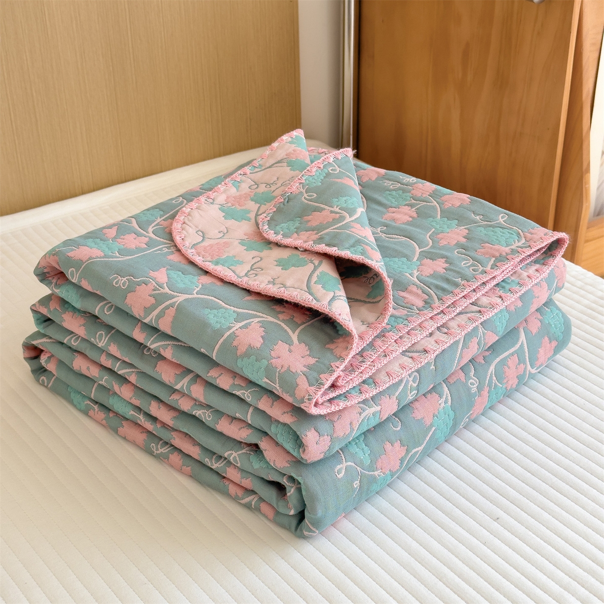 91家纺网 家纺一手货源 找家纺 兄弟坊 2025新款全棉三层纱多功能毛巾被（盖毯床单夏被）棉澜 棉澜-枫叶灰粉