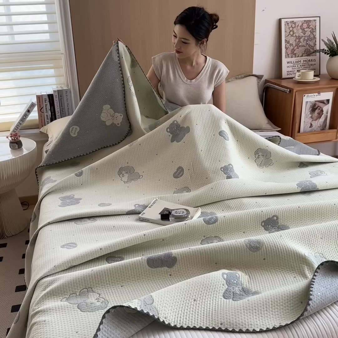 91家纺网 家纺一手货源 找家纺 兄弟坊 2025新款全棉三层纱多功能毛巾被（盖毯床单夏被）棉澜 棉澜-礼物熊