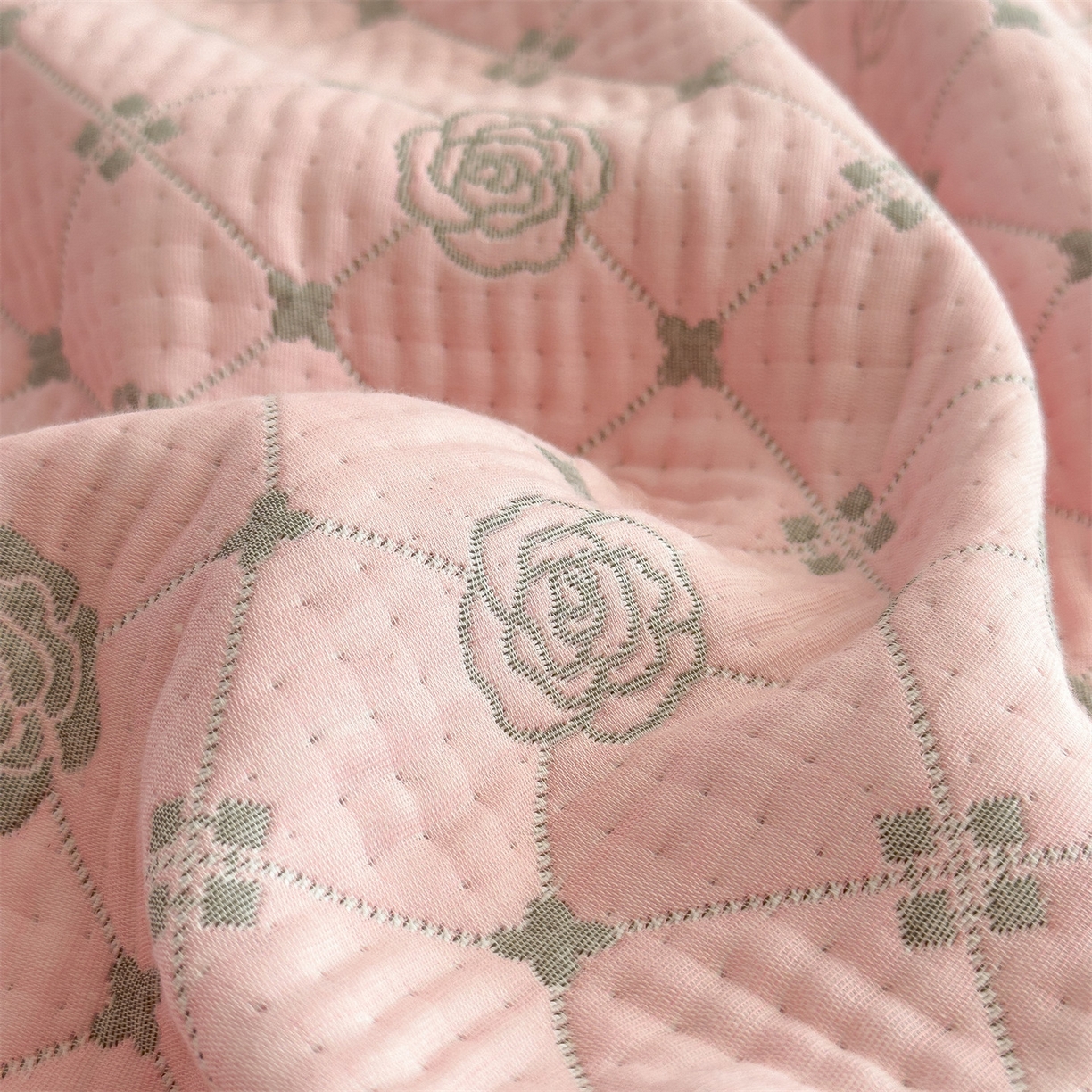 91家纺网 家纺一手货源 找家纺 兄弟坊 2025新款全棉三层纱多功能毛巾被（盖毯床单夏被）棉澜 棉澜-山茶花粉