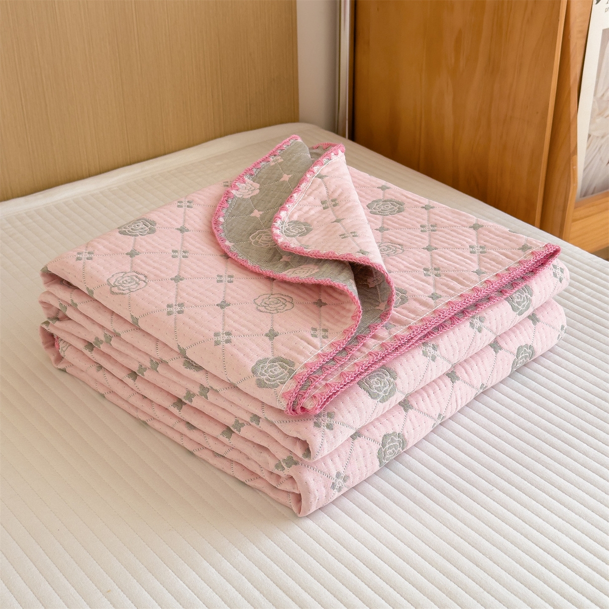 91家纺网 家纺一手货源 找家纺 兄弟坊 2025新款全棉三层纱多功能毛巾被（盖毯床单夏被）棉澜 棉澜-山茶花粉