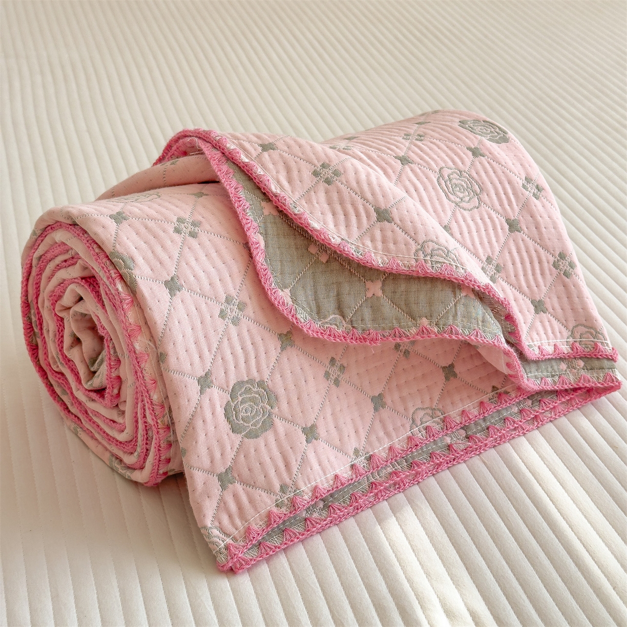 91家纺网 家纺一手货源 找家纺 兄弟坊 2025新款全棉三层纱多功能毛巾被（盖毯床单夏被）棉澜 棉澜-山茶花粉