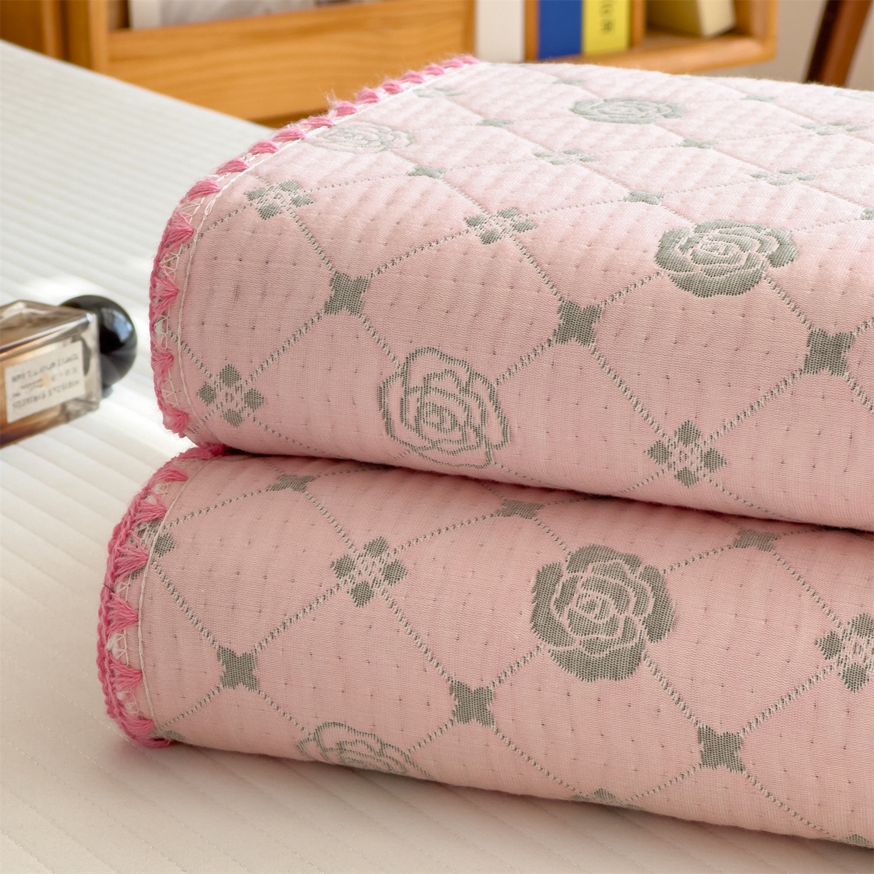 91家纺网 家纺一手货源 找家纺 兄弟坊 2025新款全棉三层纱多功能毛巾被（盖毯床单夏被）棉澜 棉澜-山茶花粉