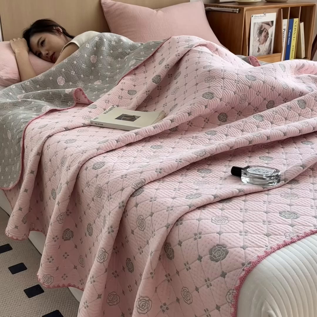 91家纺网 家纺一手货源 找家纺 兄弟坊 2025新款全棉三层纱多功能毛巾被（盖毯床单夏被）棉澜 棉澜-山茶花粉