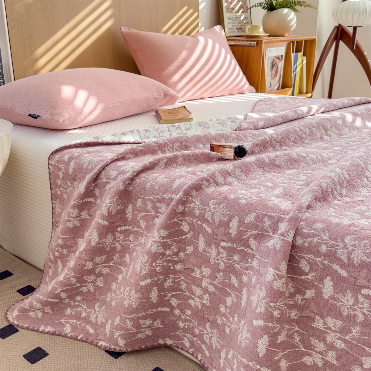 91家纺网 家纺一手货源 找家纺 兄弟坊 2025新款全棉三层纱多功能毛巾被（盖毯床单夏被）棉澜 棉澜-枝叶淡粉