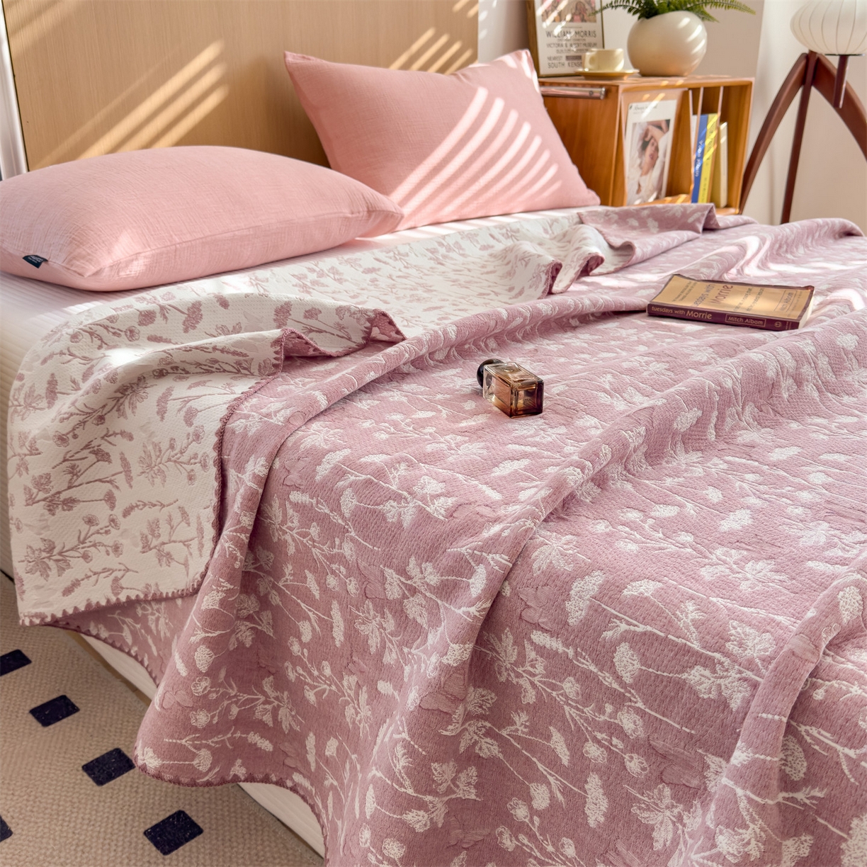 91家纺网 家纺一手货源 找家纺 兄弟坊 2025新款全棉三层纱多功能毛巾被（盖毯床单夏被）棉澜 棉澜-枝叶淡粉