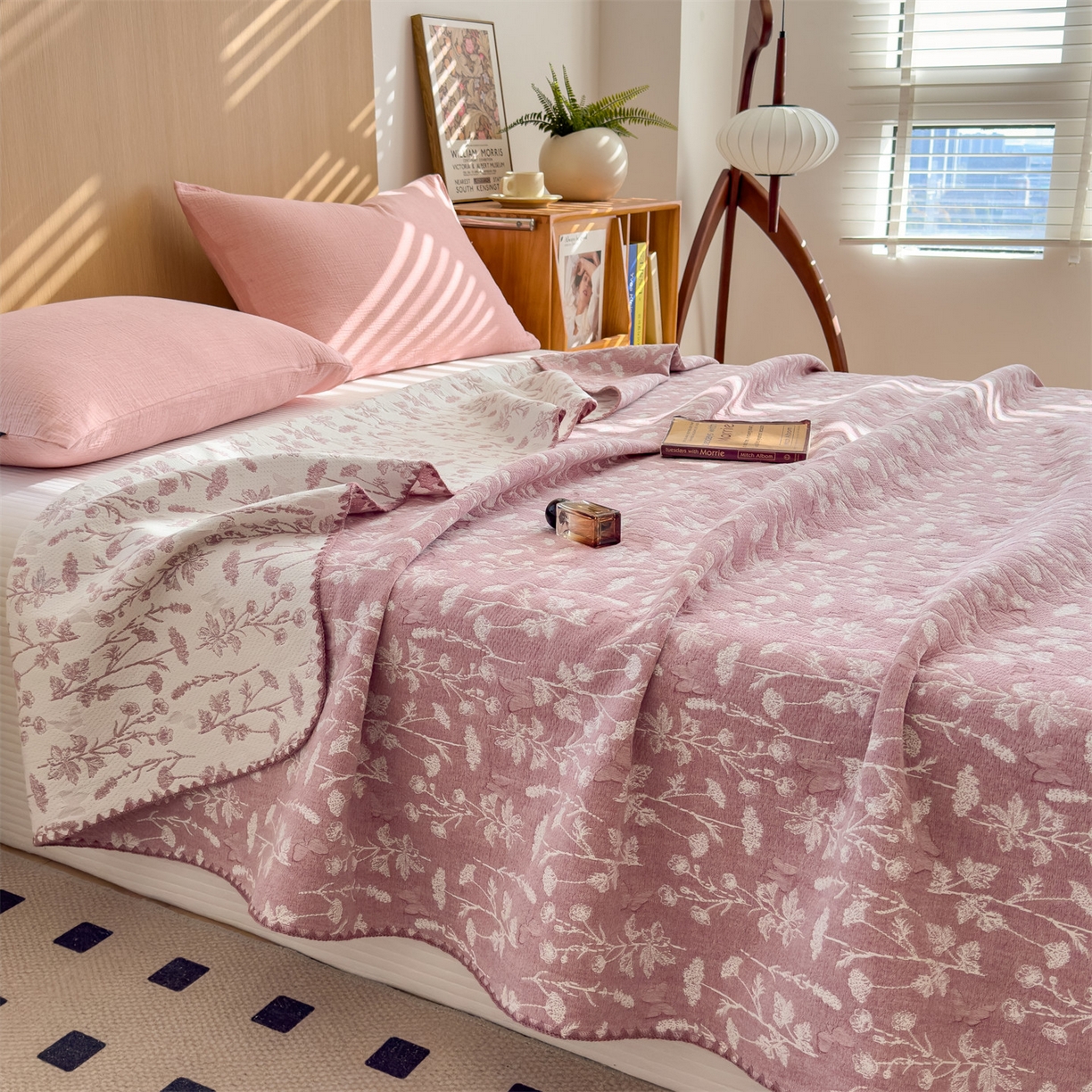 91家纺网 家纺一手货源 找家纺 兄弟坊 2025新款全棉三层纱多功能毛巾被（盖毯床单夏被）棉澜 棉澜-枝叶淡粉