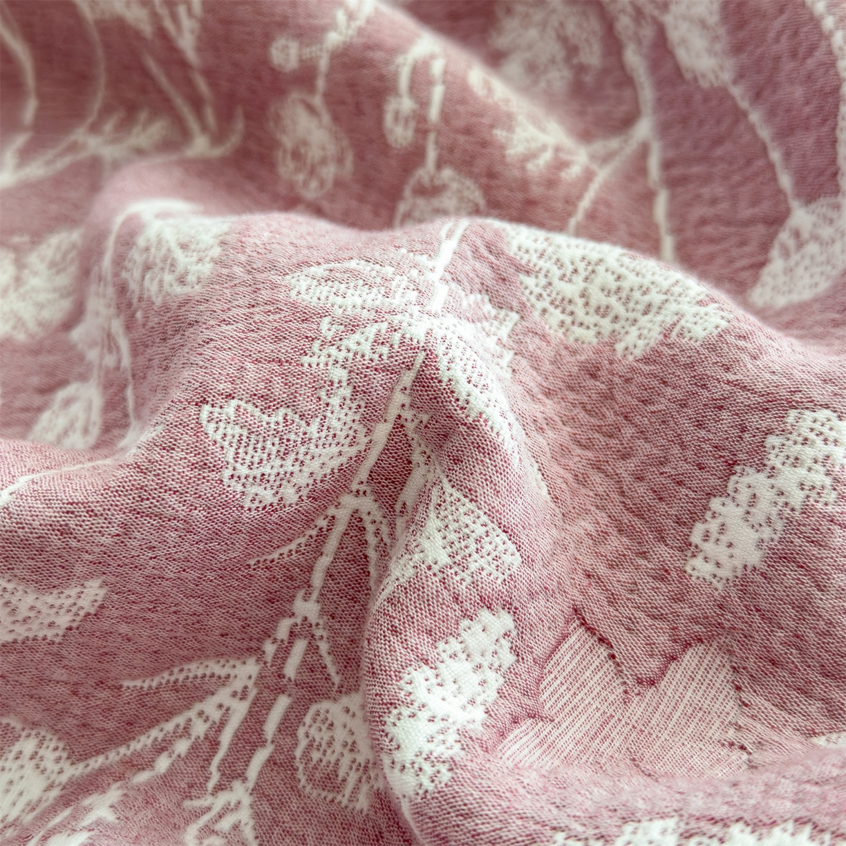 91家纺网 家纺一手货源 找家纺 兄弟坊 2025新款全棉三层纱多功能毛巾被（盖毯床单夏被）棉澜 棉澜-枝叶淡粉