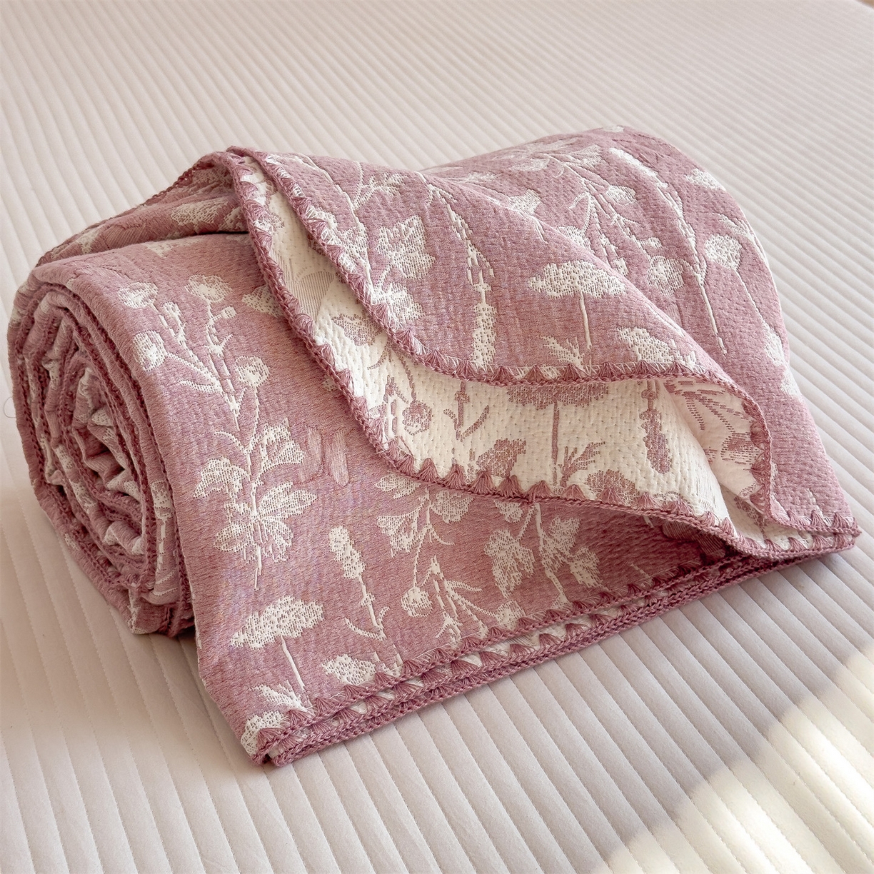 91家纺网 家纺一手货源 找家纺 兄弟坊 2025新款全棉三层纱多功能毛巾被（盖毯床单夏被）棉澜 棉澜-枝叶淡粉