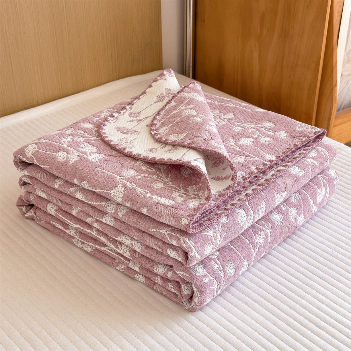 91家纺网 家纺一手货源 找家纺 兄弟坊 2025新款全棉三层纱多功能毛巾被（盖毯床单夏被）棉澜 棉澜-枝叶淡粉