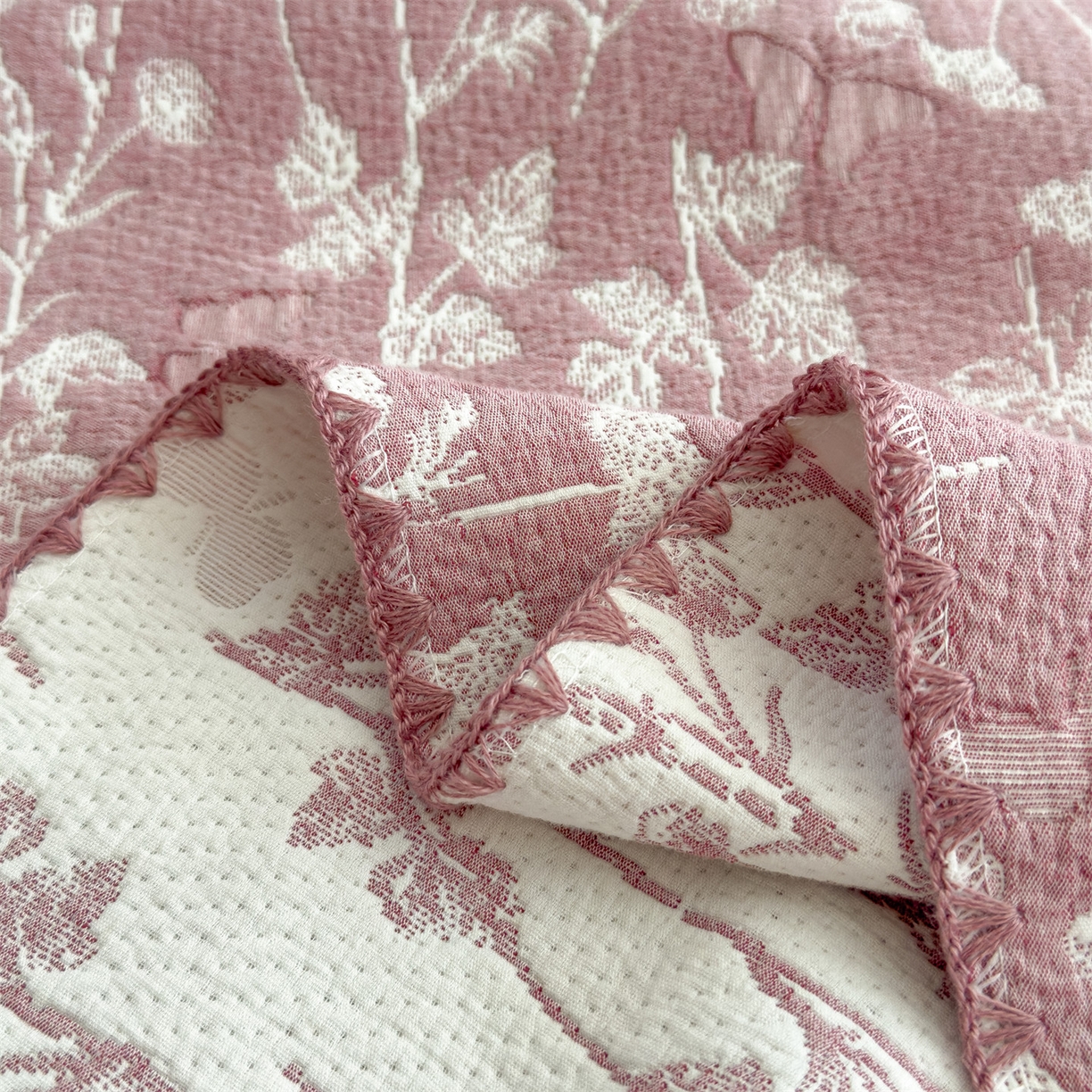 91家纺网 家纺一手货源 找家纺 兄弟坊 2025新款全棉三层纱多功能毛巾被（盖毯床单夏被）棉澜 棉澜-枝叶淡粉