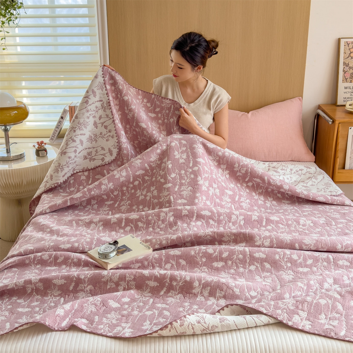 91家纺网 家纺一手货源 找家纺 兄弟坊 2025新款全棉三层纱多功能毛巾被（盖毯床单夏被）棉澜 棉澜-枝叶淡粉