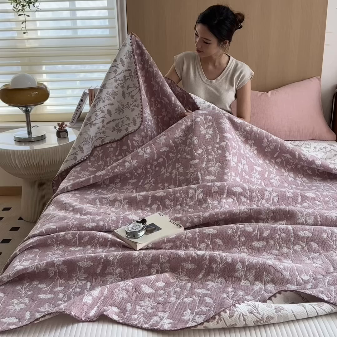 91家纺网 家纺一手货源 找家纺 兄弟坊 2025新款全棉三层纱多功能毛巾被（盖毯床单夏被）棉澜 棉澜-枝叶淡粉