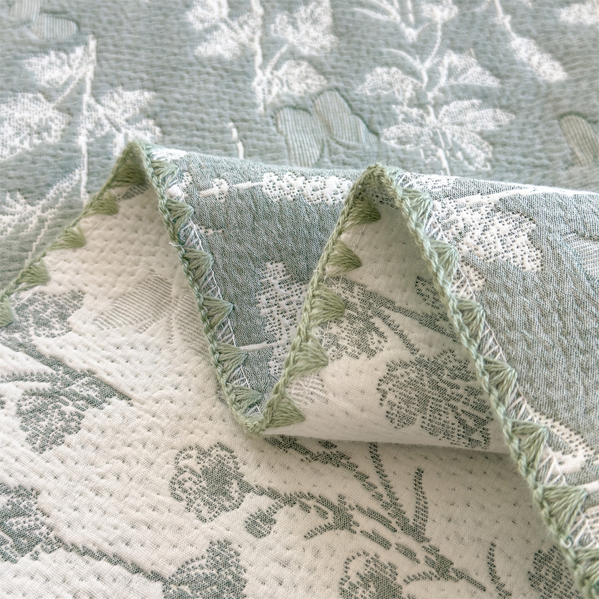 91家纺网 家纺一手货源 找家纺 兄弟坊 2025新款全棉三层纱多功能毛巾被（盖毯床单夏被）棉澜 棉澜-枝叶轻绿