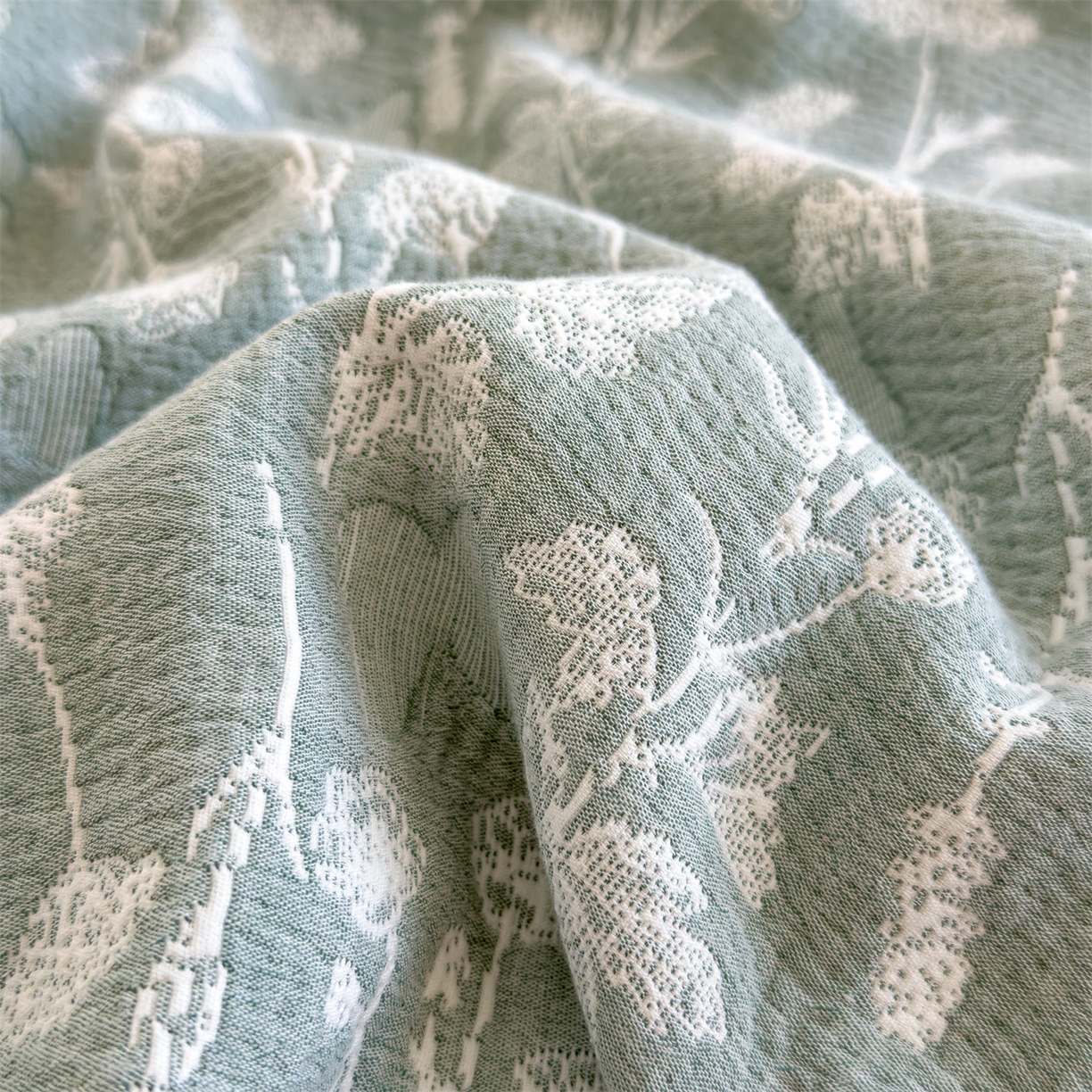 91家纺网 家纺一手货源 找家纺 兄弟坊 2025新款全棉三层纱多功能毛巾被（盖毯床单夏被）棉澜 棉澜-枝叶轻绿