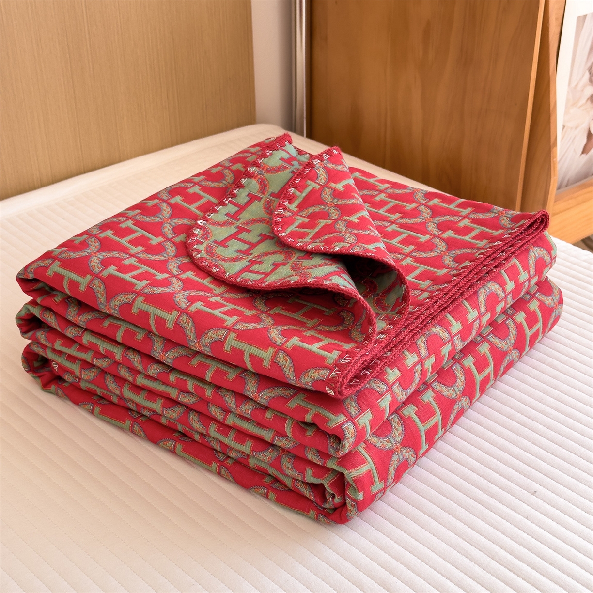 91家纺网 家纺一手货源 找家纺 兄弟坊 2025新款全棉三层纱多功能毛巾被（盖毯床单夏被）棉澜 棉澜-字母H-红