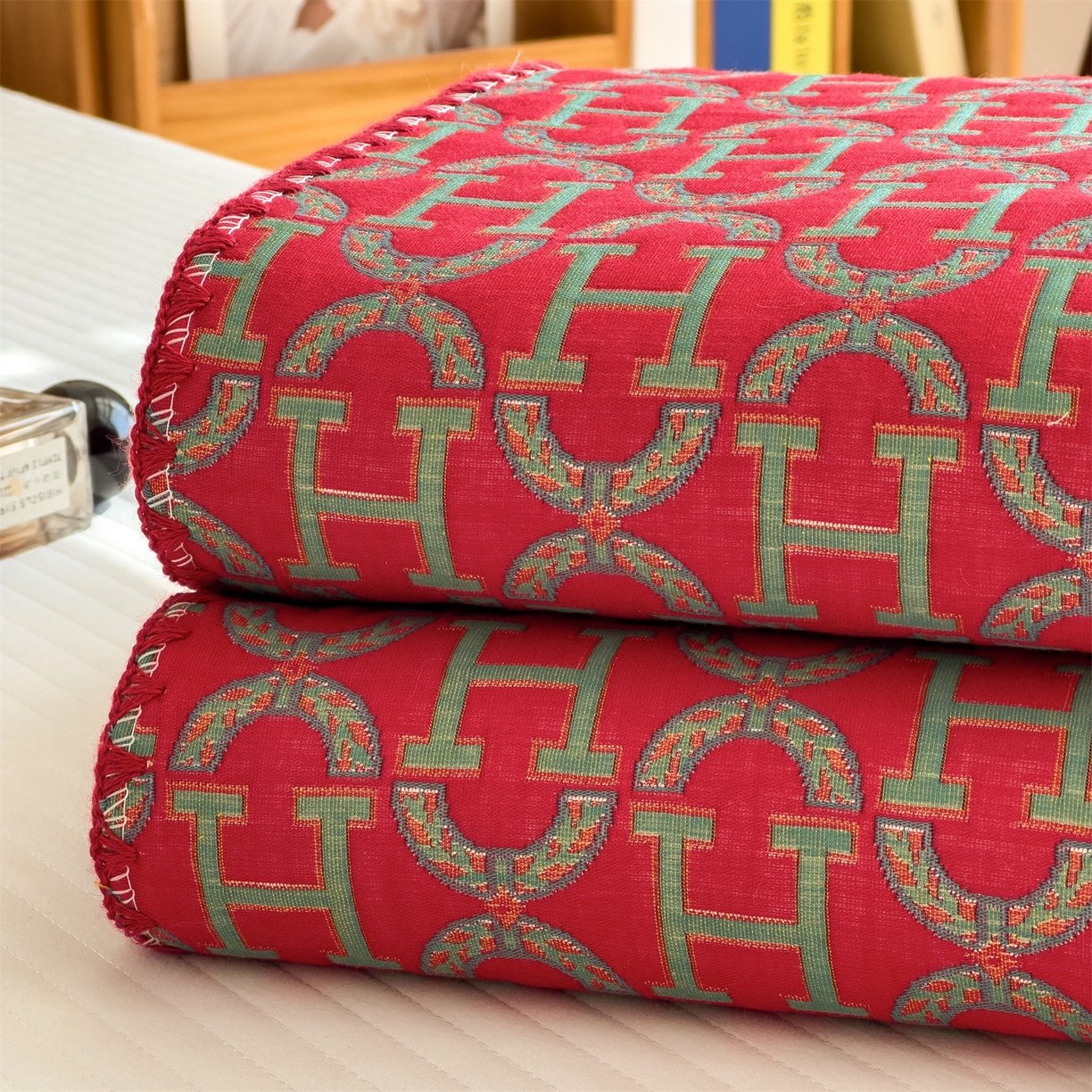 91家纺网 家纺一手货源 找家纺 兄弟坊 2025新款全棉三层纱多功能毛巾被（盖毯床单夏被）棉澜 棉澜-字母H-红