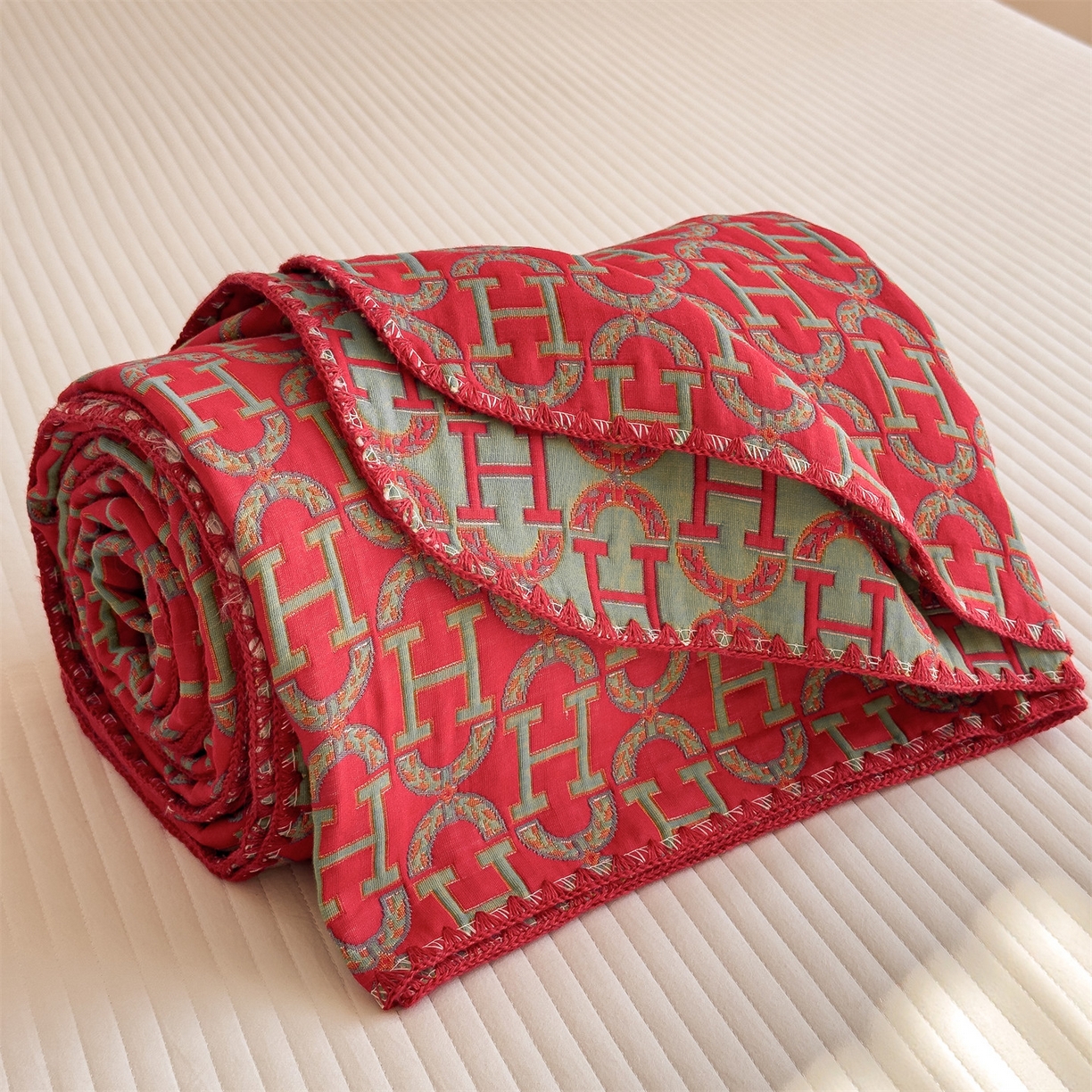 91家纺网 家纺一手货源 找家纺 兄弟坊 2025新款全棉三层纱多功能毛巾被（盖毯床单夏被）棉澜 棉澜-字母H-红