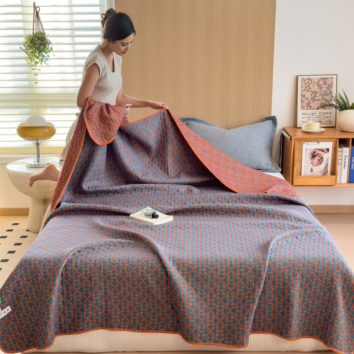 91家纺网 家纺一手货源 找家纺 兄弟坊 2025新款全棉三层纱多功能毛巾被（盖毯床单夏被）棉澜 棉澜-字母H-蓝