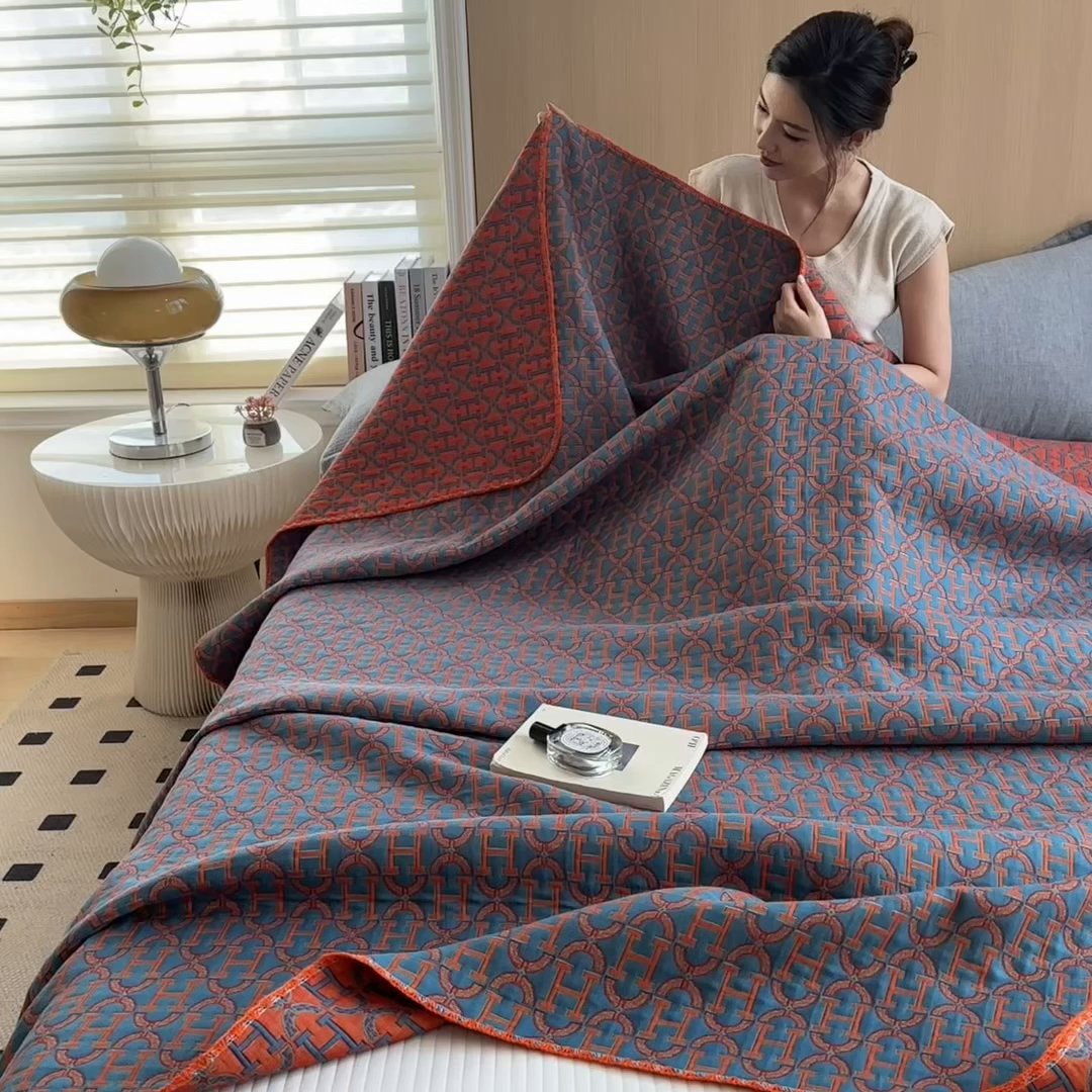 91家纺网 家纺一手货源 找家纺 兄弟坊 2025新款全棉三层纱多功能毛巾被（盖毯床单夏被）棉澜 棉澜-字母H-蓝