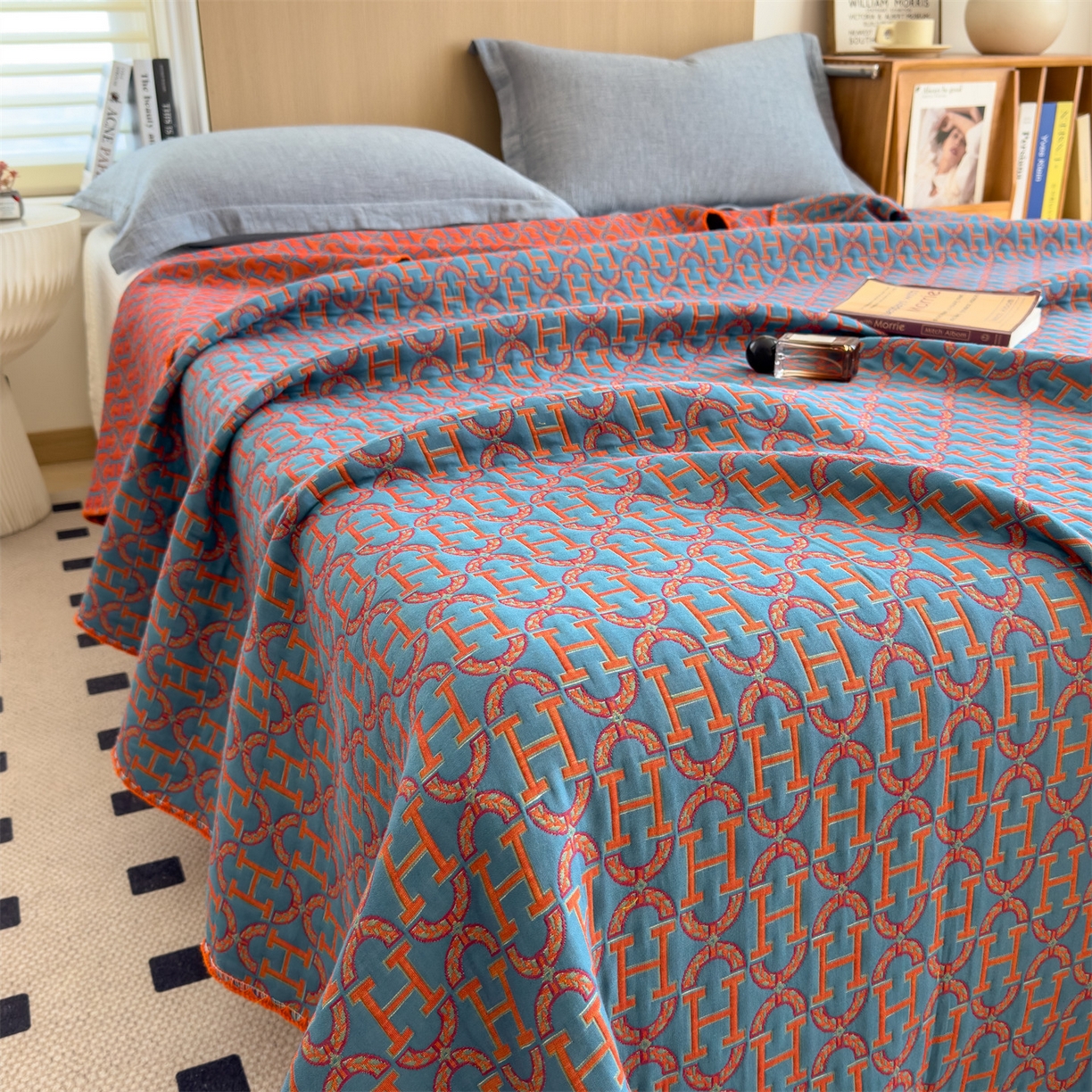 91家纺网 家纺一手货源 找家纺 兄弟坊 2025新款全棉三层纱多功能毛巾被（盖毯床单夏被）棉澜 棉澜-字母H-蓝