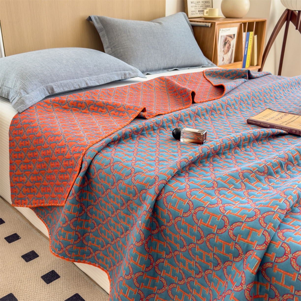 91家纺网 家纺一手货源 找家纺 兄弟坊 2025新款全棉三层纱多功能毛巾被（盖毯床单夏被）棉澜 棉澜-字母H-蓝