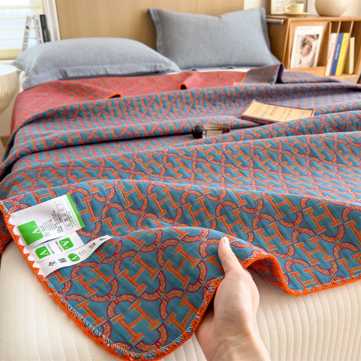 91家纺网 家纺一手货源 找家纺 兄弟坊 2025新款全棉三层纱多功能毛巾被（盖毯床单夏被）棉澜 棉澜-字母H-蓝