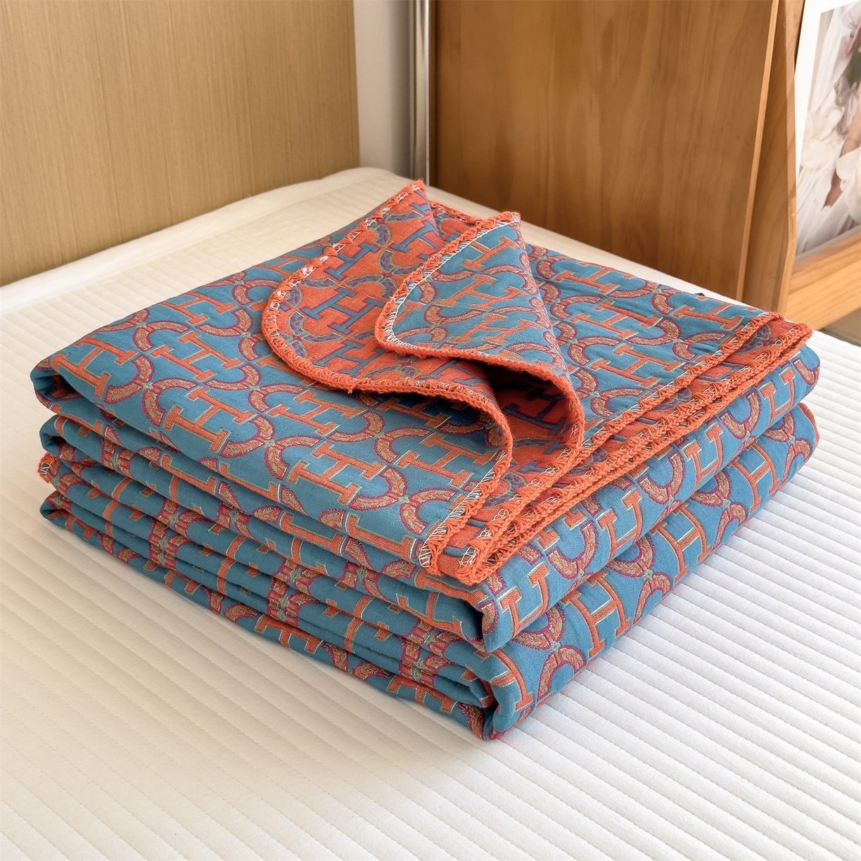 91家纺网 家纺一手货源 找家纺 兄弟坊 2025新款全棉三层纱多功能毛巾被（盖毯床单夏被）棉澜 棉澜-字母H-蓝