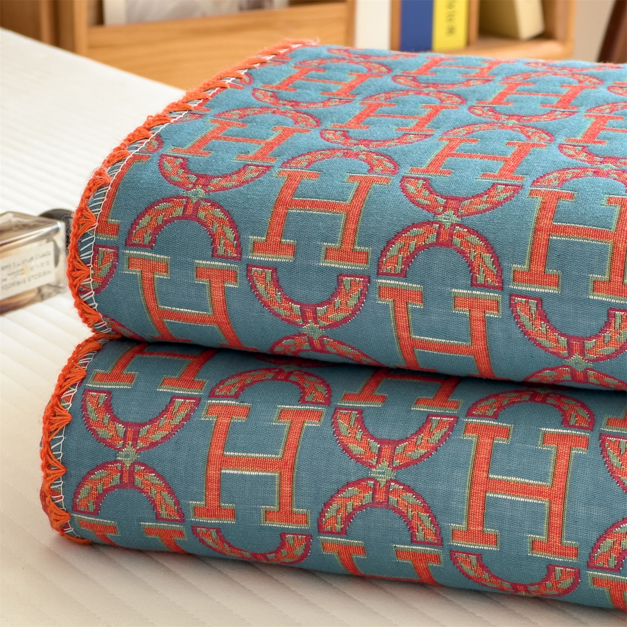 91家纺网 家纺一手货源 找家纺 兄弟坊 2025新款全棉三层纱多功能毛巾被（盖毯床单夏被）棉澜 棉澜-字母H-蓝