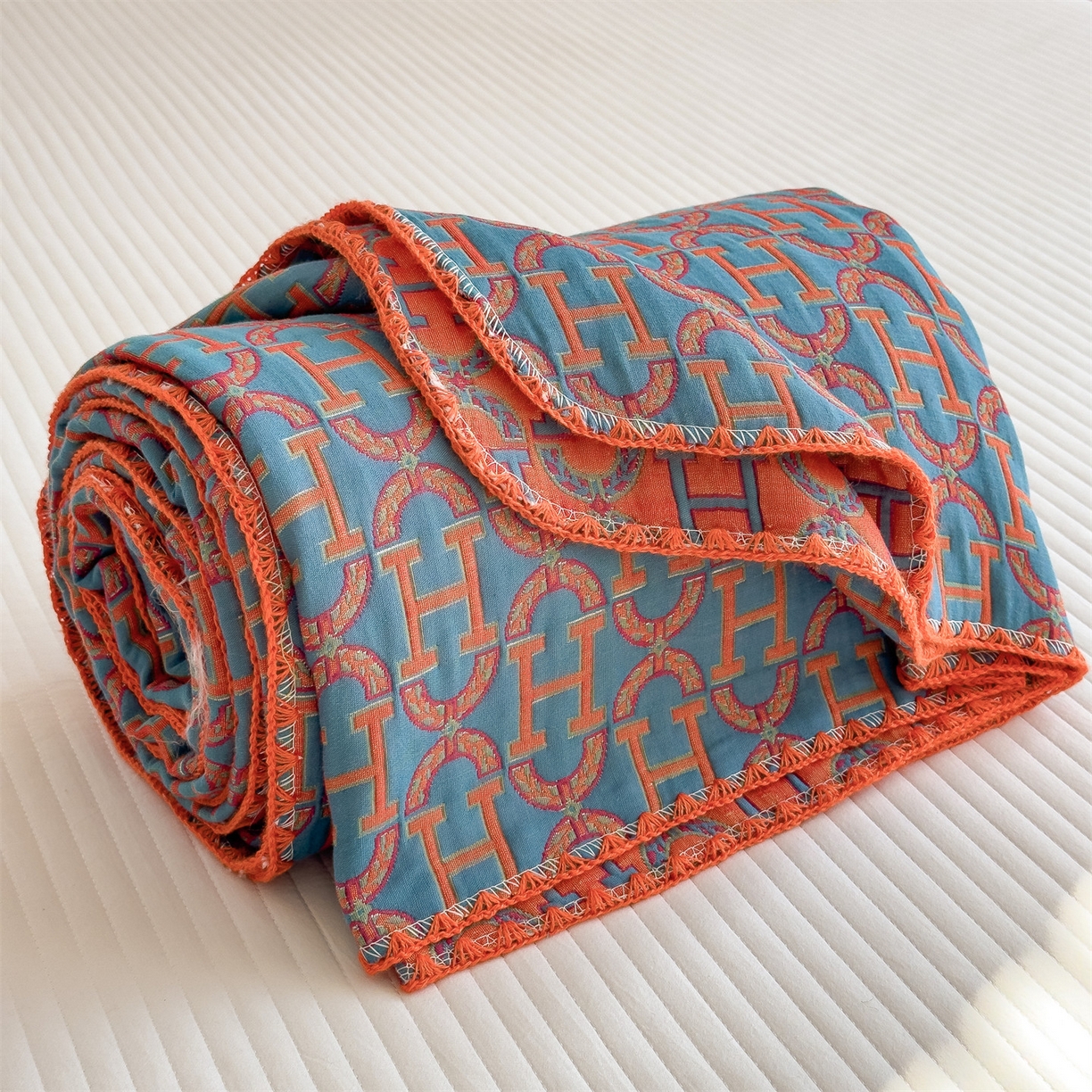 91家纺网 家纺一手货源 找家纺 兄弟坊 2025新款全棉三层纱多功能毛巾被（盖毯床单夏被）棉澜 棉澜-字母H-蓝