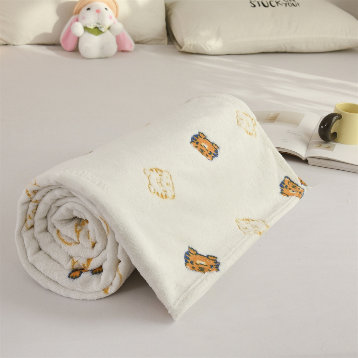 91家纺网 家纺一手货源 找家纺 恋绒家纺 2025新款云朵绒毛毯毯子多铺盖多功能盖毯绒 虎头-米白