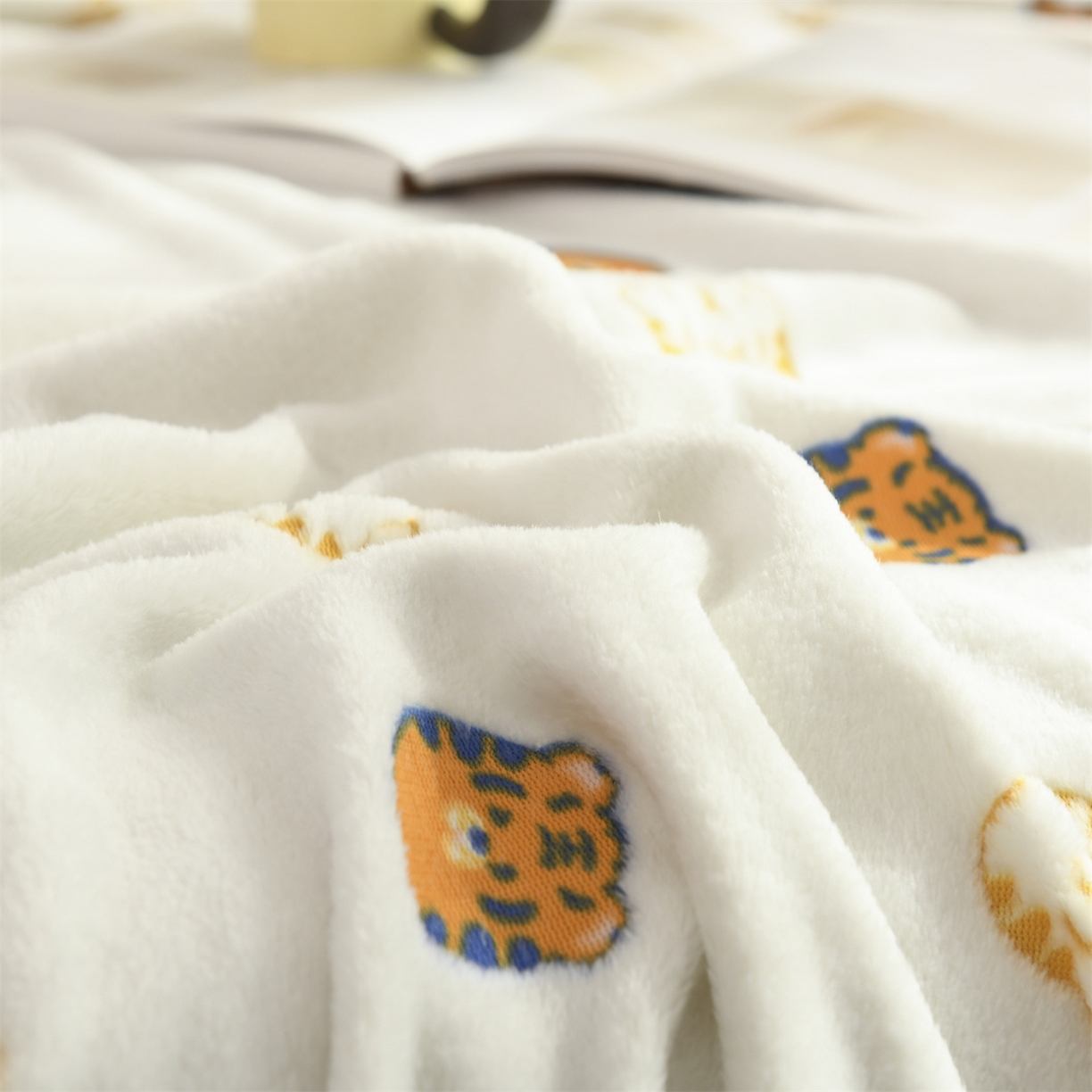 91家纺网 家纺一手货源 找家纺 恋绒家纺 2025新款云朵绒毛毯毯子多铺盖多功能盖毯绒 虎头-米白