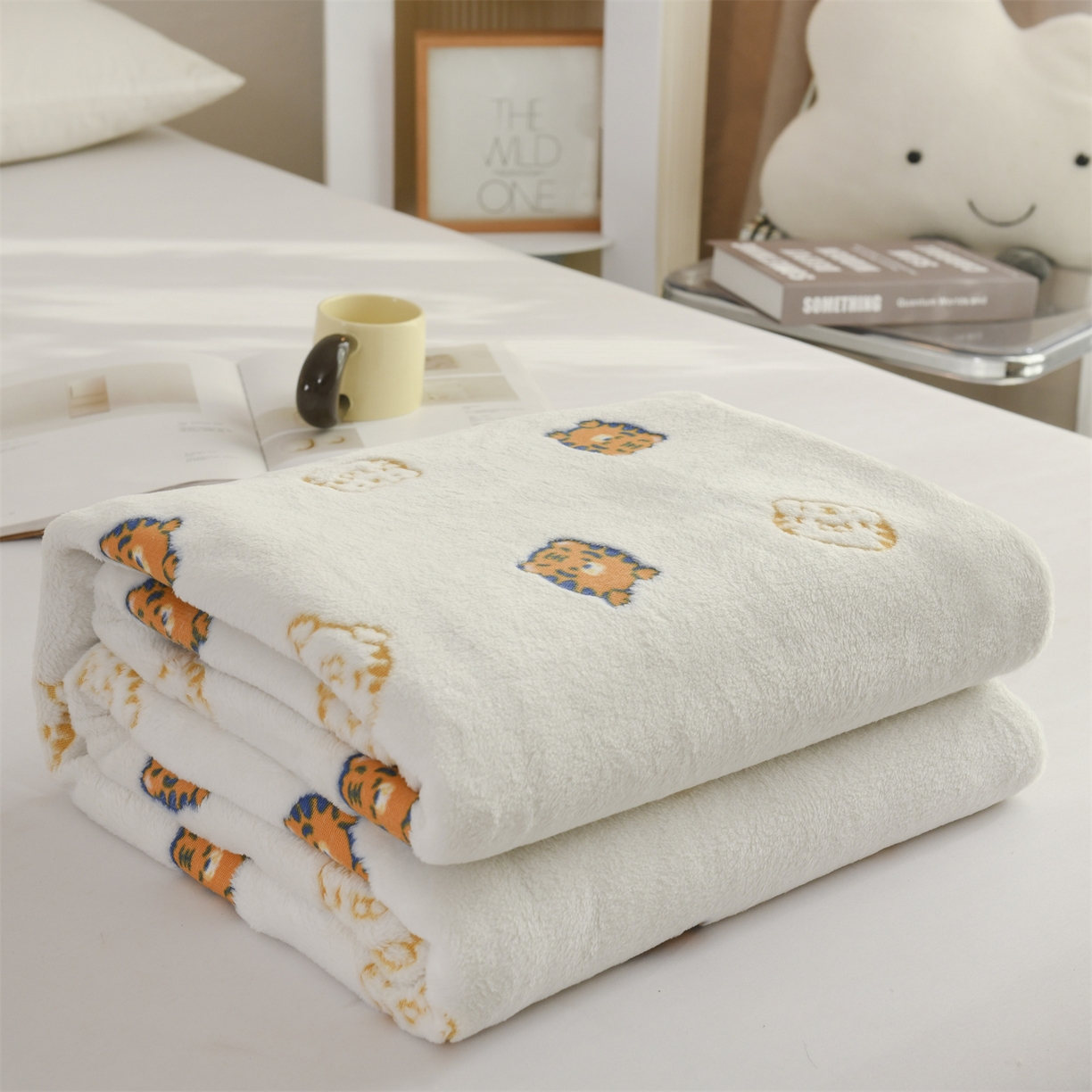 91家纺网 家纺一手货源 找家纺 恋绒家纺 2025新款云朵绒毛毯毯子多铺盖多功能盖毯绒 虎头-米白