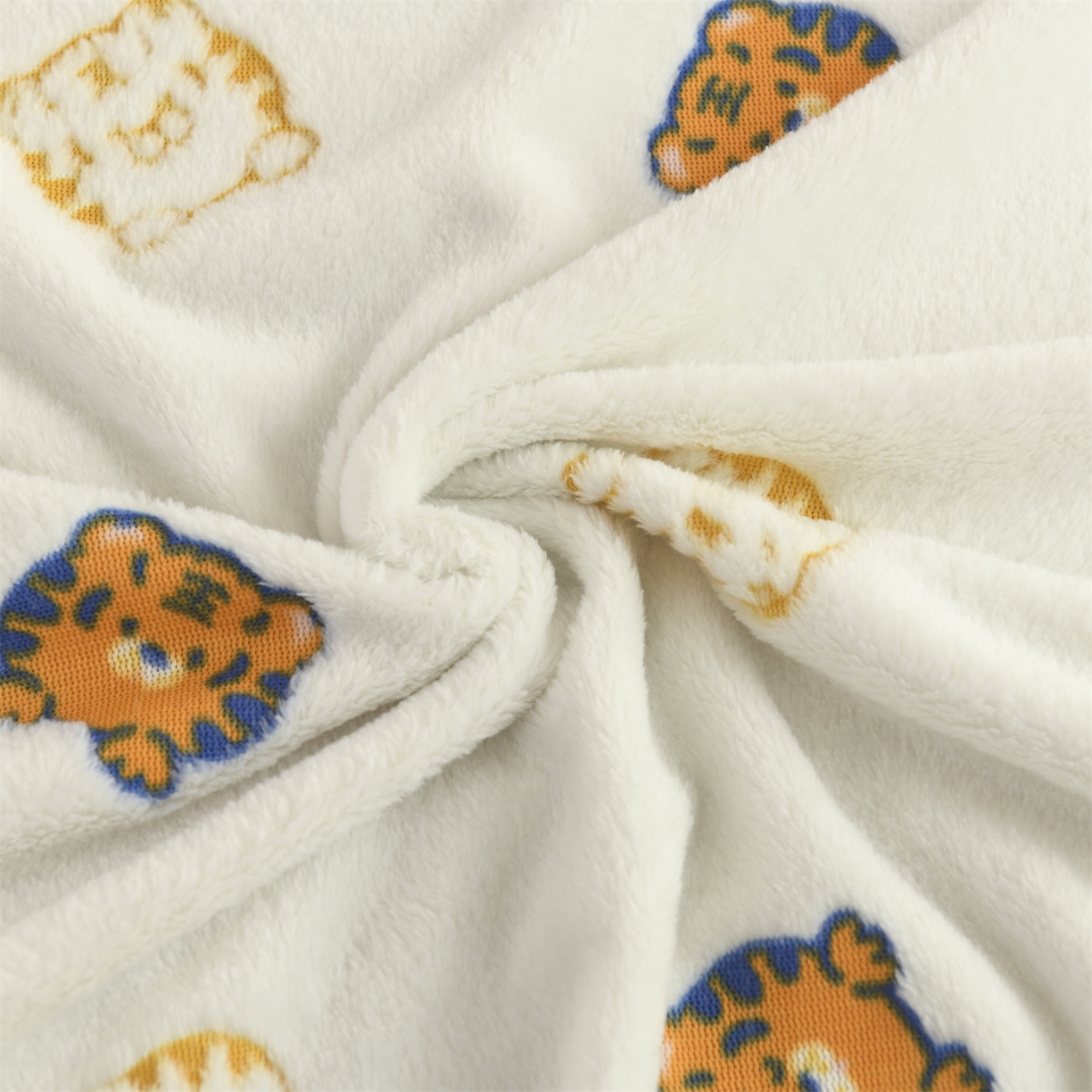 91家纺网 家纺一手货源 找家纺 恋绒家纺 2025新款云朵绒毛毯毯子多铺盖多功能盖毯绒 虎头-米白